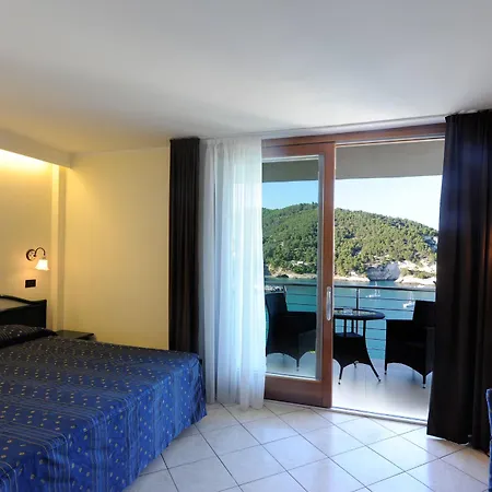 Отель Pugnochiuso Del Faro 4*