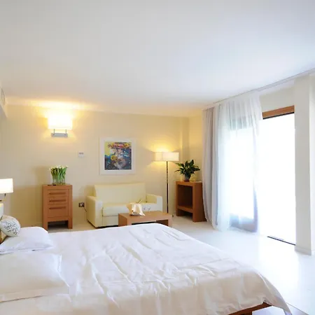 Отель Pugnochiuso Del Faro 4*