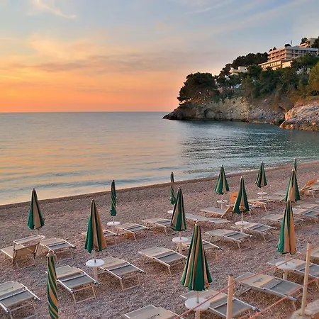 Отель Pugnochiuso Del Faro 4*